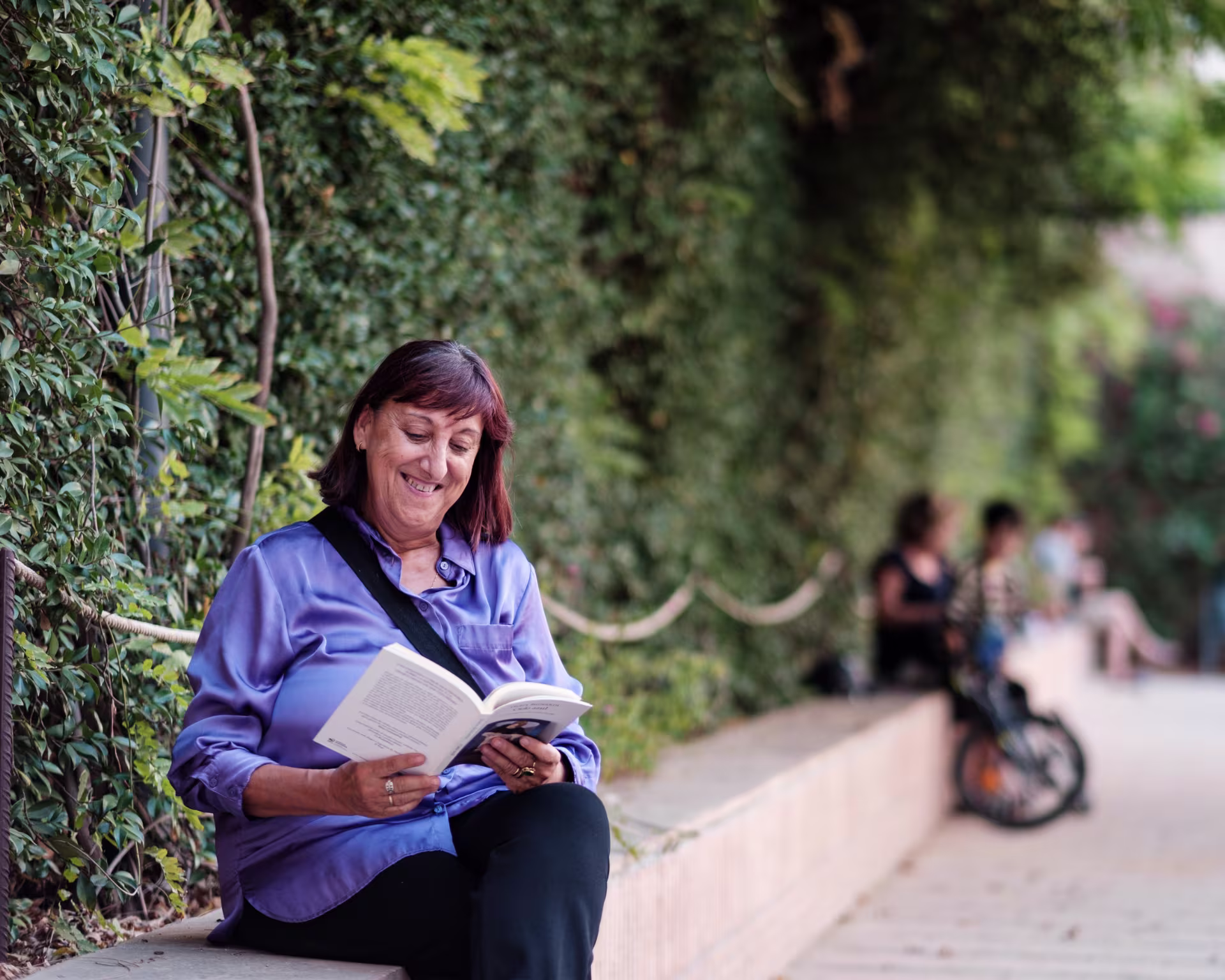 Lola López llegint un llibre